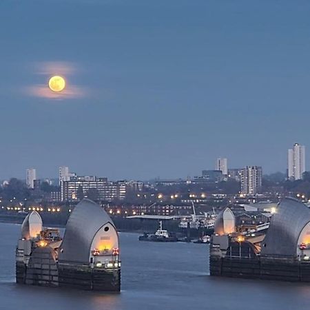 Large Double Room Overlooking The Thames ロンドン エクステリア 写真