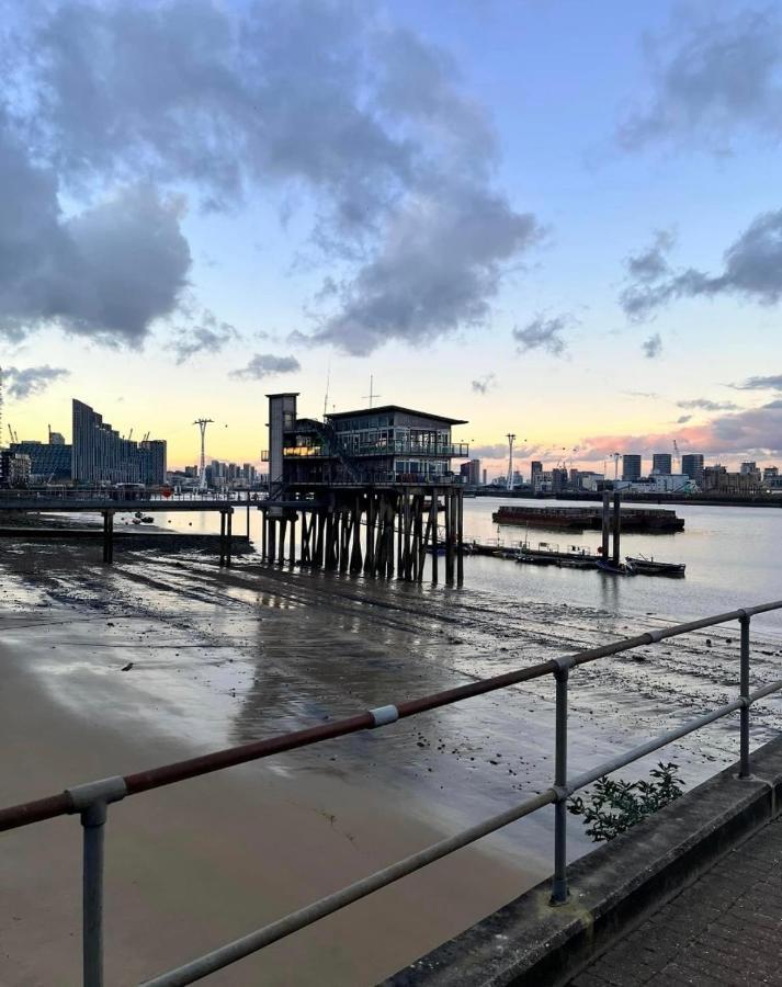 Large Double Room Overlooking The Thames ロンドン エクステリア 写真